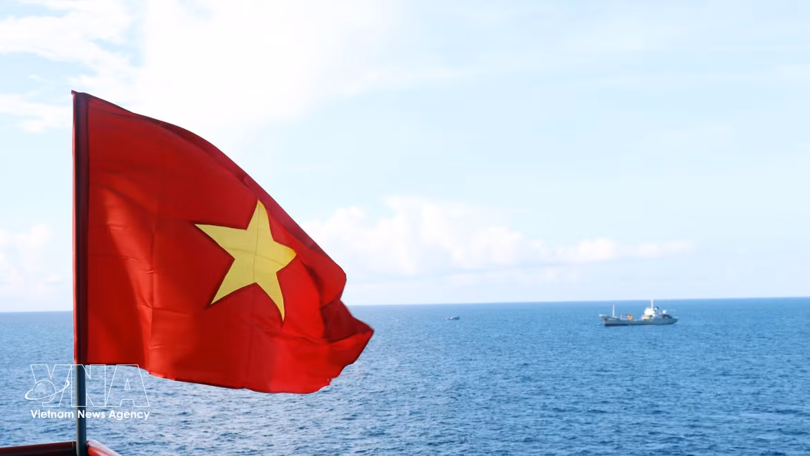越南五星红旗在万里海疆升起