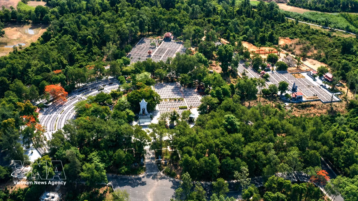 长山莽莽群山中的独特建筑空间