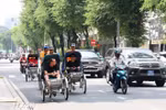 游客乘坐人力三轮车参观胡志明市中心。图自越通社