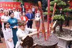 苏林总书记夫人吴芳璃与古共中央第一书记、古巴国家主席夫人共同欣赏水上木偶艺术