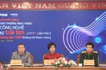 组委会代表在启动仪式上回答记者的提问。图自越通社