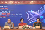 组委会代表在启动仪式上回答记者的提问。图自越通社