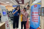 青年志愿队投身两级地方政府运转与线上公共服务推广。图自越通社