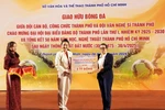 组委会将所募集到的20亿越盾善款，转交给古巴驻胡志明市总领事阿里阿德涅·费奥·拉布拉达。图自越通社