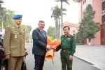 黄春战上将向波兰共和国国防部副部长帕维尔·贝伊达赠送献花。图自越通社
