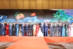 出席晚宴的两国代表和艺术人员合影留念。图自越通社