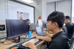 初创企业人员在岘港软件园区集中式信息技术中心工作。图自越通社