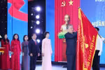 越共中央总书记向越通社授予胡志明勋章。图自越通社