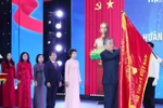 越共中央总书记向越通社授予胡志明勋章。图自越通社