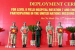 黄春战上将主持召开七号二级野战医院和四号工兵队出征仪式。图自越通社