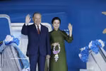 苏林总书记、国家主席和夫人启程对新加坡共和国进行国事访问。图自越通社