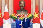 越共中央总书记、国家主席苏林接见来访的日本首相高市早苗。图自越通社