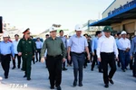 越南政府总理范明政莅临调研仁会经济区的灾后重建工作。图自越通社
