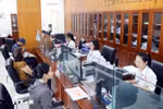 公务员帮助民众办理行政手续。图自越通社
