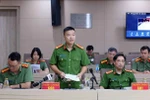 反腐败和经济犯罪调查警察局（C03）副局长武清松中校回答新闻媒体机构记者的提问。图自越通社