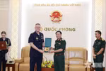 国防部副部长阮新疆大将向澳大利亚皇家空军司令斯蒂芬·查普尔中将赠送纪念品。图自人民报