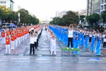 医务人员与民众同演健身操，向社区传递健康生活理念。图自越通社