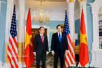 越南外交部部长黎怀忠与美国国务卿马尔科·鲁比奥合影。图自越通社