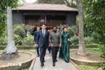 越南国家主席梁强与斯里兰卡总统共同探访胡志明主席故居。图自越通社