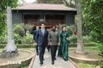 越南国家主席梁强与斯里兰卡总统共同探访胡志明主席故居。图自越通社