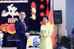 越南驻土耳其大使邓氏秋向伊斯坦布尔市副市长Mehmet Sülün赠送纪念品。图自越通社