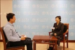 中国人民大学重阳金融研究院研究员刘英（右）接受越通社记者的采访。图自越通社