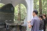 游客在解放通讯社纪念碑上香。图自越通社