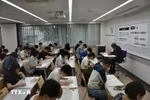 参考的考生。图自越通社