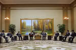 双方会见现场。图自越通社