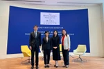 越南驻香港总领事黎德幸（左二）和与会代表合影。图自越通社