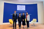 越南驻香港总领事黎德幸（左二）和与会代表合影。图自越通社