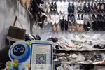岘港市传统集市使用二维码，实现无现金支付方式。图自越通社