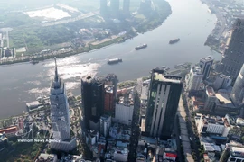 位于胡志明市中心区域的金融大楼群坐落在西贡河畔，与守添半岛隔河相望，地处安庆坊。图自越通社