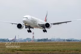 阿联酋航空客机停靠内排国际机场。图自越通社