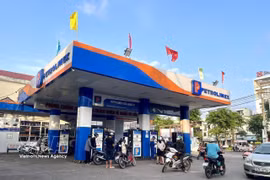 民众在一加油站加油 图自越通社