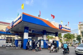 民众在一加油站加油 图自越通社