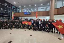 越南救援队携带国旗出征，彰显国际人道主义精神 图自越通社
