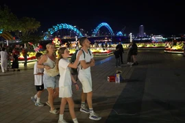 国际游客在2026年春节前夕游览岘港市 图自越通社