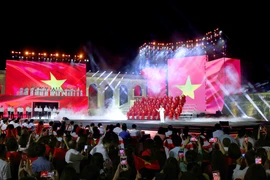 异地同步直播节目《黄金时机》激发建设强大越南的梦想