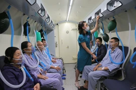 正在越南海洋医学研究院高压氧舱接受治疗的患者。图自越通社