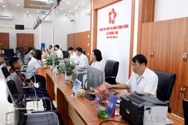 海防市长新乡公共行政服务中心周末照常办公，为群众办理行政手续提供服务。图：越通社
