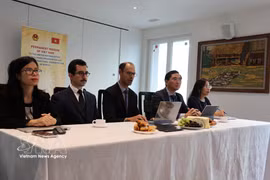 参加论坛的与会代表 图自越通社