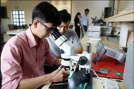 具备高质量人力资源，才能发展科技，创造新发展动力。图为：胡志明市理工大学微芯片与高频系统实验室的教师与学生。（图：thanhnien.vn）