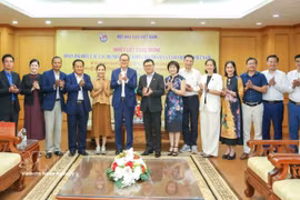 越共中央委员、中央宣教与民运部副部长、《人民报》总编辑、越南记者协会主席黎国明会见柬埔寨记者俱乐部代表团 图自nhandan.vn