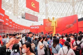 逾数十万民众涌入越南展览中心，踊跃参观体验。图自越通社