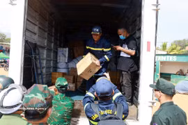 向地震灾民临时安置点运送生活必需品和食品。图越通社发