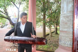 越共中央委员、广义省委书记胡文年在缅怀仪式上敲响钟声。图自越通社 