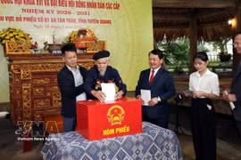 老年选民在宣光省新潮乡第一选举单位第一投票区投票 图自越通社
