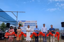 2025年5月28日上午，顺化市旅游局与“顺化——越南中部减塑城市”项目协调委员会在富荣县富安乡联合举行了“屯潭减塑旅游点”揭牌仪式。图自越通社