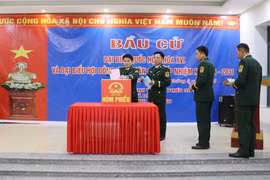 绕山（Dao San）边防屯的选民正在投票选举第十六届国会代表和2026-2031年任期各级人民议会代表。图自越通社